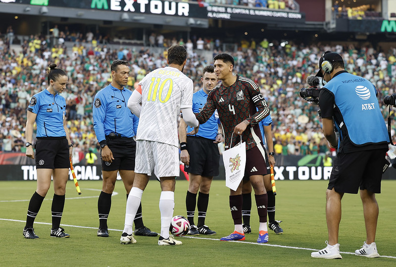 Cantos homofóbicos fazem árbitro paralisar amistoso do Brasil com o México