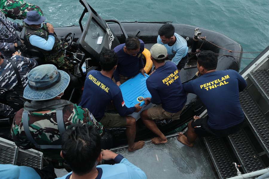 Equipe resgata caixa-preta de avião que caiu na Indonésia minutos após decolagem