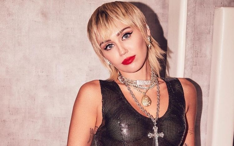 Miley Cyrus admite que teve uma recaída na pandemia: ‘Não estive sóbria’