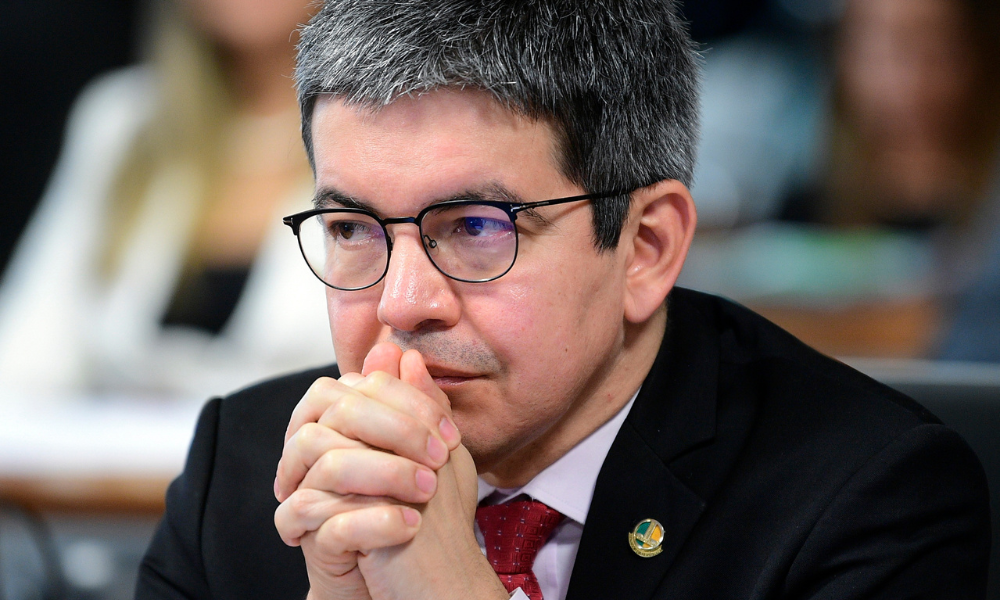 Randolfe amplia críticas e sugere demissão de Campos Neto para ‘remover o entulho da taxa básica de juros estratosférica’