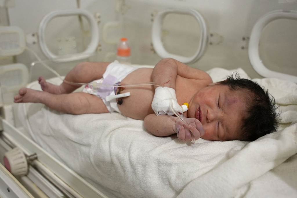Bebê recém-nascido é resgatado debaixo de escombros na Síria ainda ligado à mãe pelo cordão umbilical