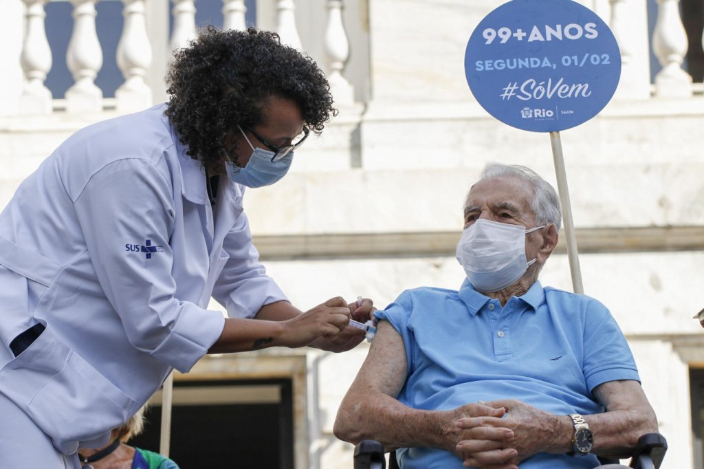 Aos 101 anos, Orlando Drummond, o ‘Seu Peru’, é vacinado contra a Covid-19