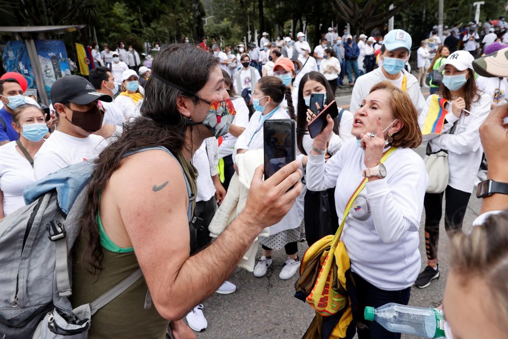 Milhares protestam contra bloqueio de estradas, vandalismo e paralisação na Colômbia