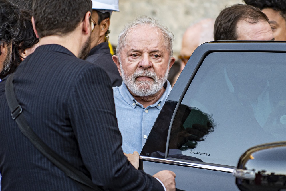 Lula recebe medicamento na veia e ficará de repouso por sete dias, diz Kalil