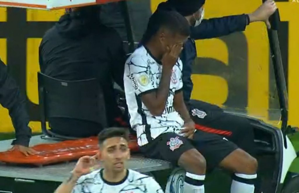 Com luxação no ombro, Léo Natel inicia tratamento e desfalca Corinthians contra o Bahia