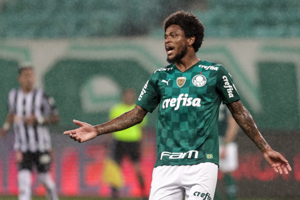 Vídeo mostra Luiz Adriano xingando torcedor do Palmeiras: ‘Vai tomar no c*’
