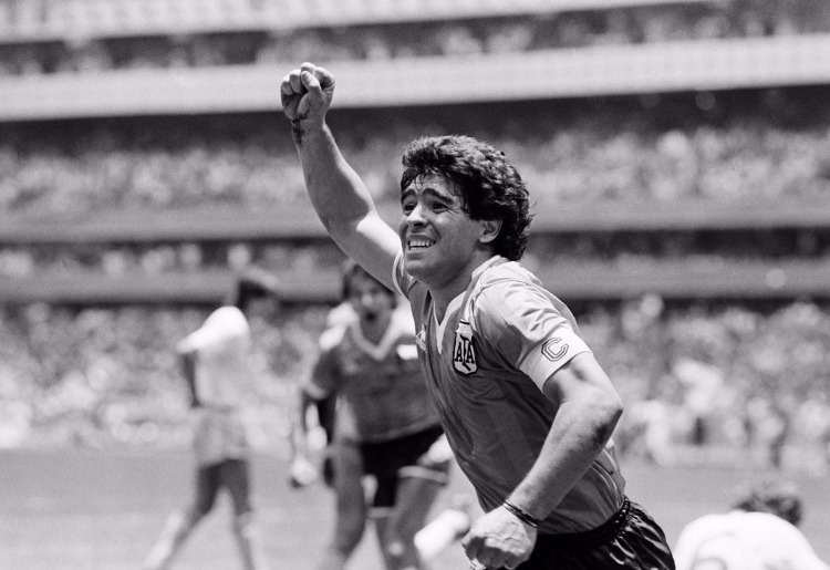 Bola do gol de mão de Maradona na Copa do Mundo de 1986 vai a leilão por R$ 17 millhões