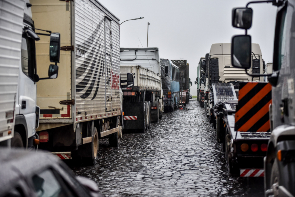 Líder dos caminhoneiros culpa governo Bolsonaro por alta dos combustíveis e fala em greve