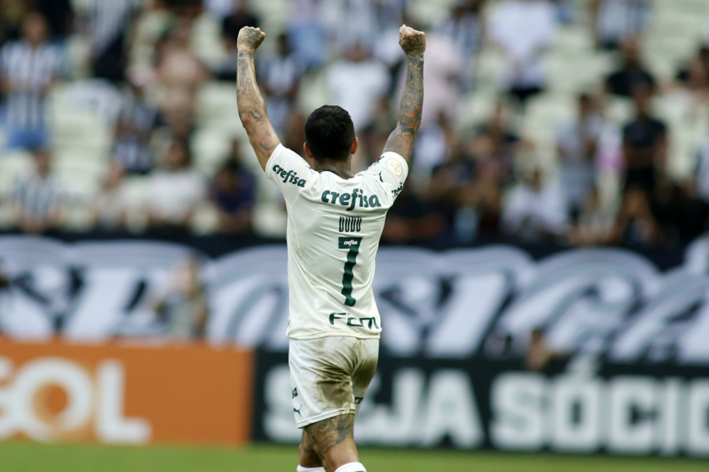 Palmeiras vence o Ceará e segue isolado na liderança do Brasileirão
