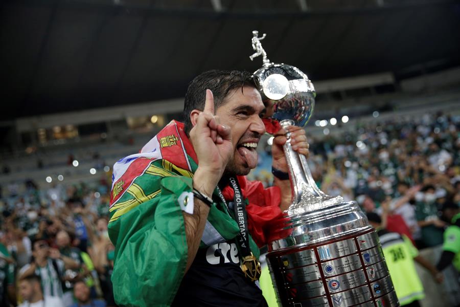 Campeão da Libertadores, Abel Ferreira será condecorado pelo presidente de Portugal