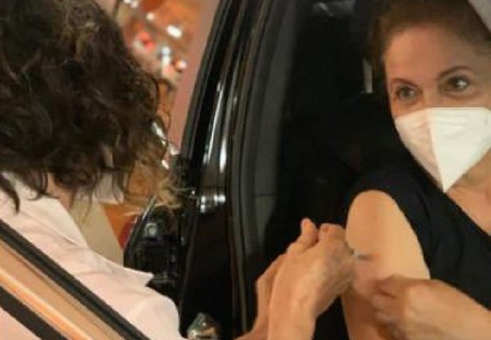 Ex-presidente Dilma Rousseff toma vacina contra a Covid-19 no Rio Grande do Sul