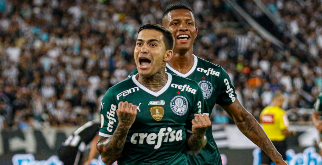 Palmeiras larga atrás, mas vence o Botafogo fora de casa e segue isolado na liderança do Brasileirão