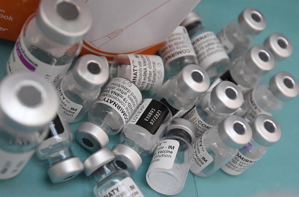 União Europeia processa AstraZeneca por atraso na entrega das vacinas contra Covid-19