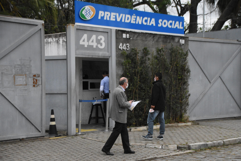 Mais de 1 milhão de brasileiros aguardam por perícia médica no INSS para obter benefícios