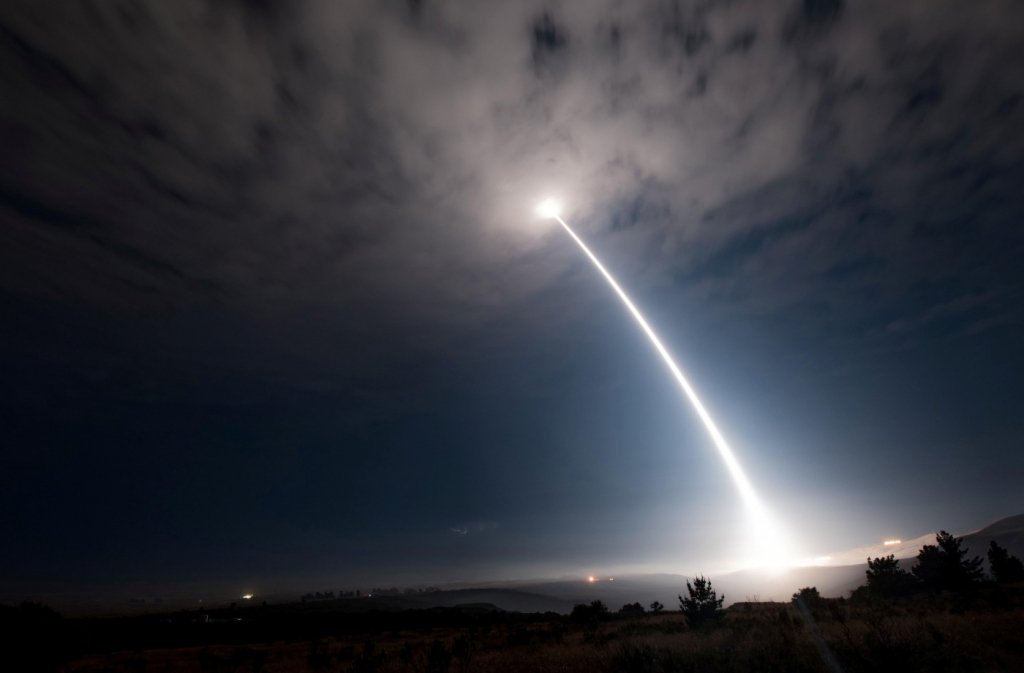 EUA cancelam teste de míssil balístico por tensões nucleares com Rússia