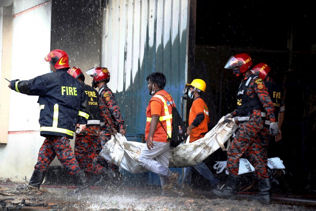 Incêndio em fábrica de alimentos e bebidas deixa ao menos 52 mortos em Bangladesh