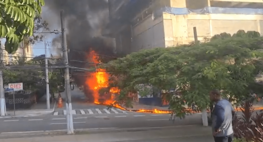Caminhão e moto pegam fogo e causam incêndio na Zona Sul de São Paulo