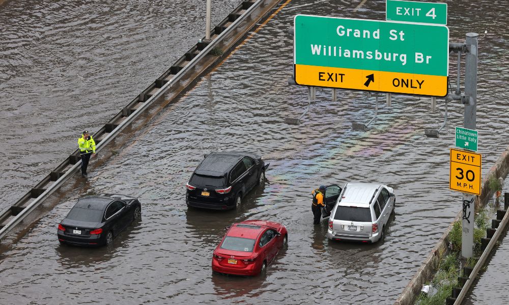 Inundações interrompem transporte público e deixam Nova York em estado de emergência