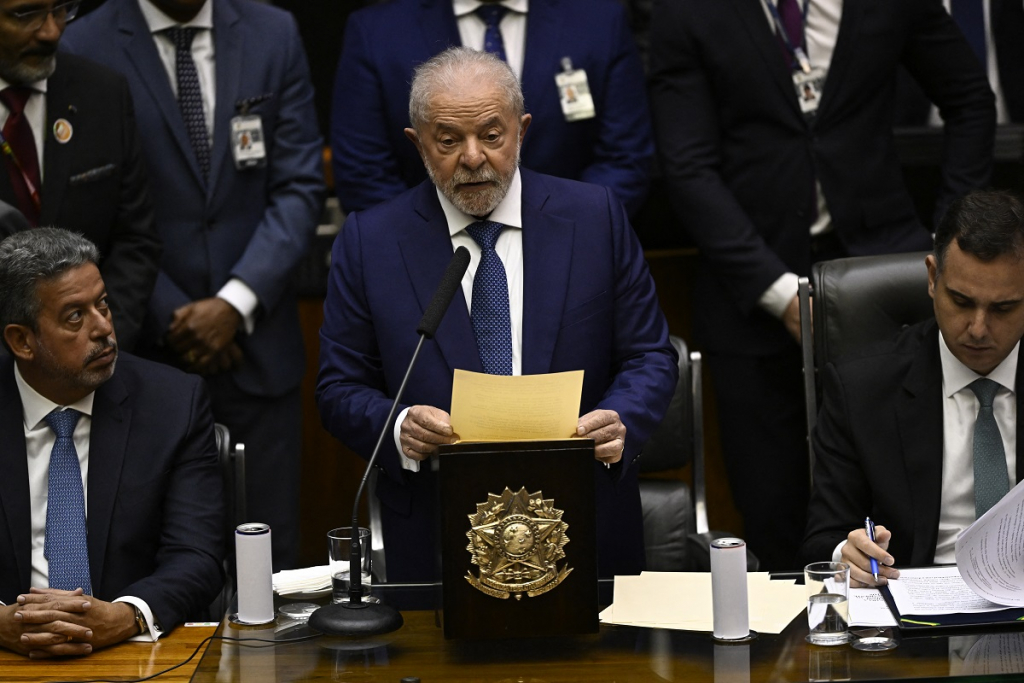 Lula chama teto de gastos de ‘estupidez’, anuncia revogação de decreto de armas e fala em reconstruir país em primeiro discurso