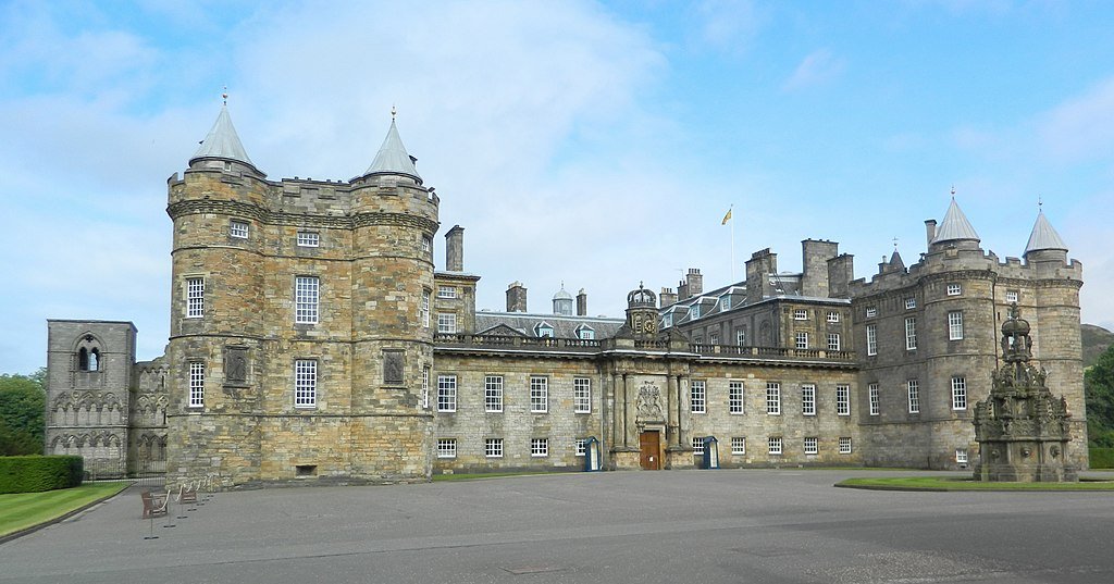 Homem é preso após alerta de bomba no palácio da rainha Elizabeth II na Escócia