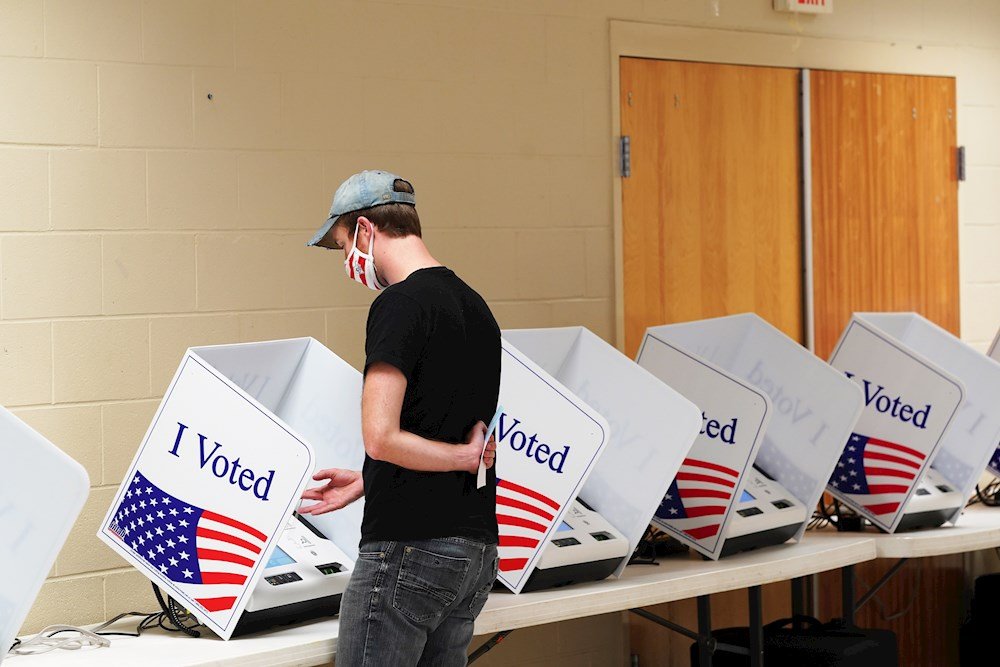 Dois homens são presos por tentar fraudar 8 mil votos nas eleições dos EUA