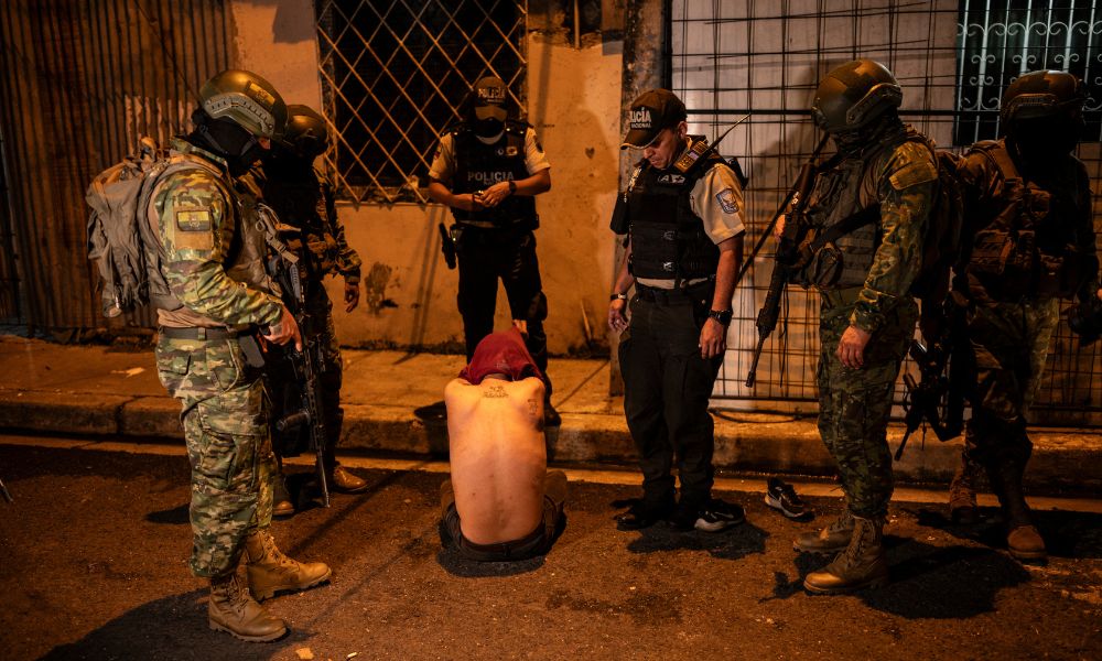 Em onda de violência, população do Equador sofre com abusos militares