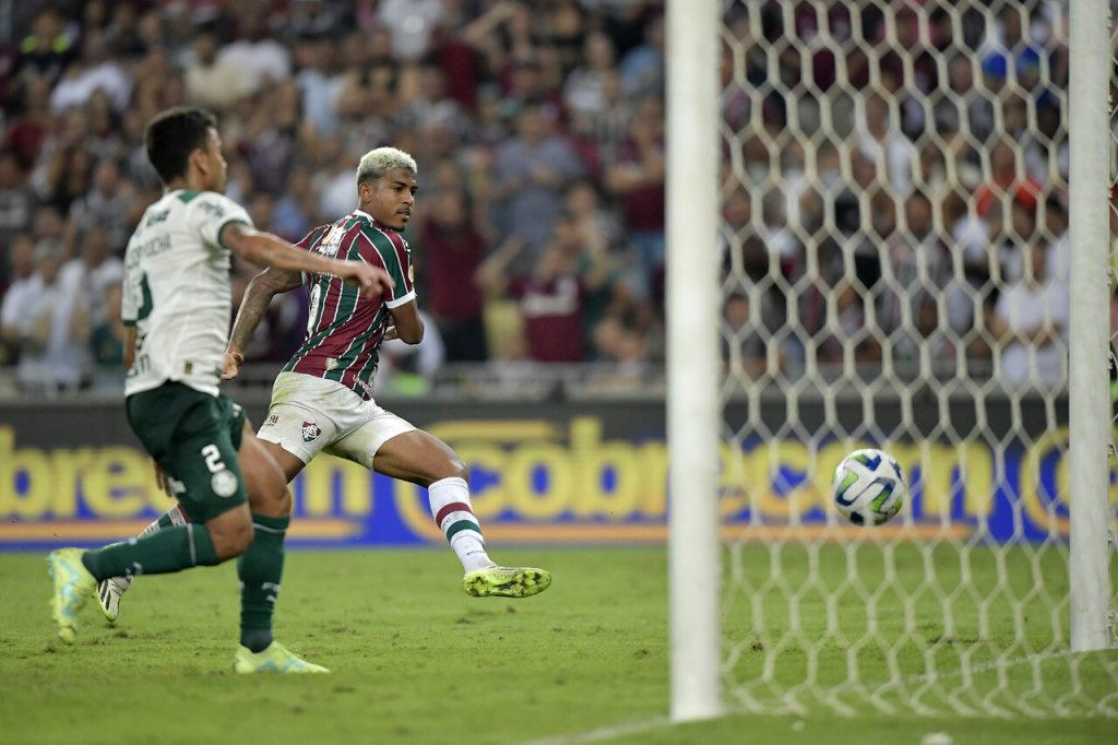 Fluminense vence o Palmeiras por 2 a 1 e assume 3º lugar no Brasileirão