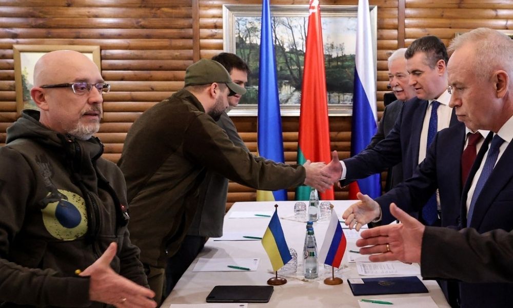 Ministros de Ucrânia e Rússia chegam à Turquia para negociações de paz