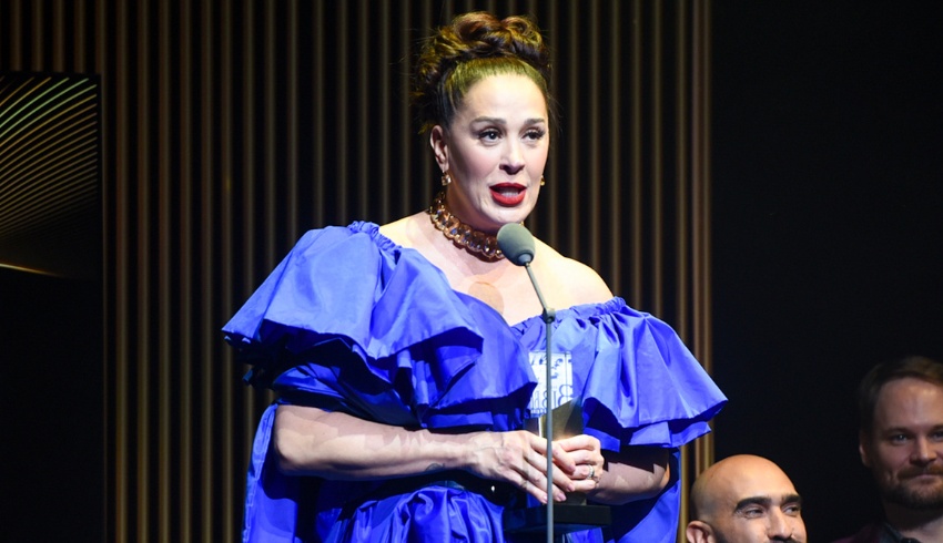 Claudia Raia se emociona ao falar em público sobre gravidez: ‘O maior prêmio da vida’