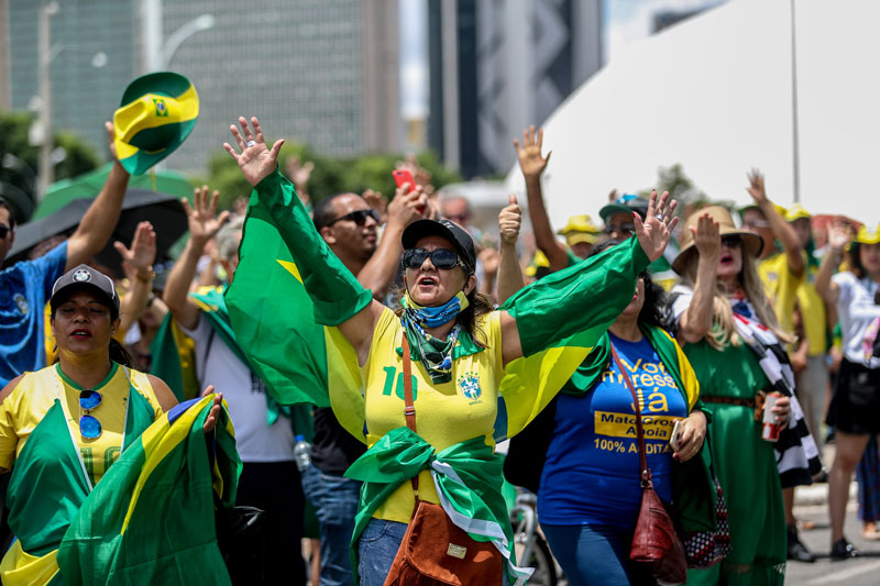 Apoiadores de Bolsonaro protestam pela volta do voto impresso