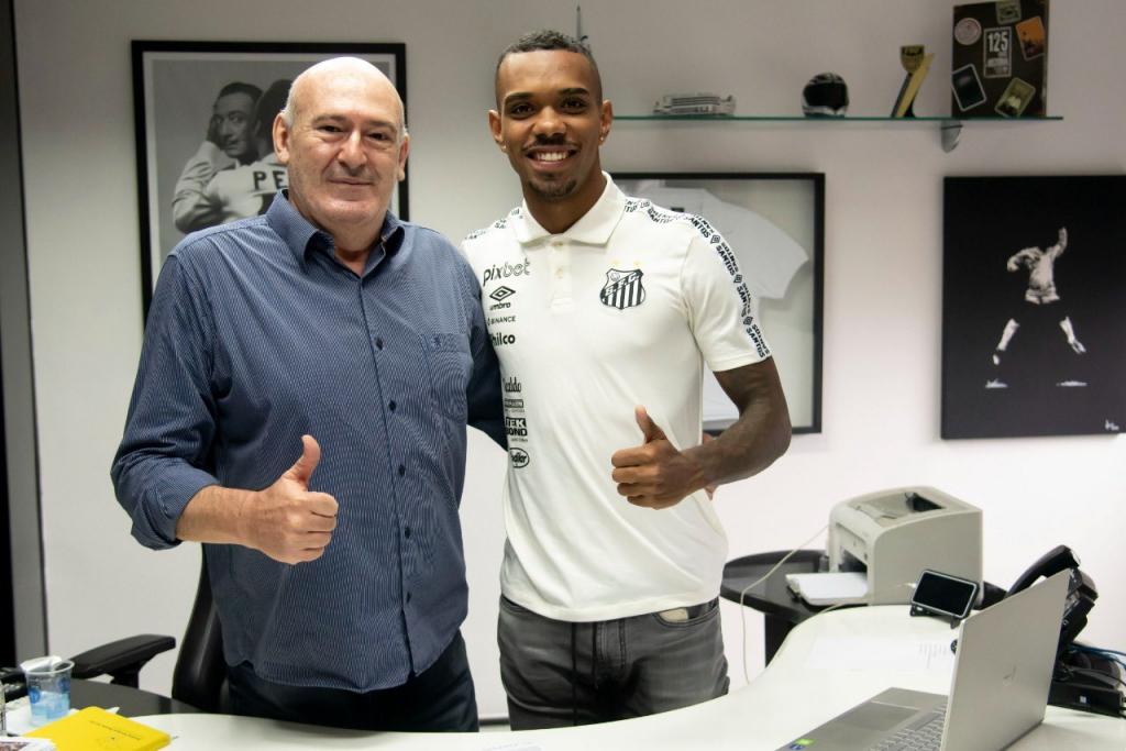Destaque do time, lateral Lucas Pires renova com o Santos até 2026