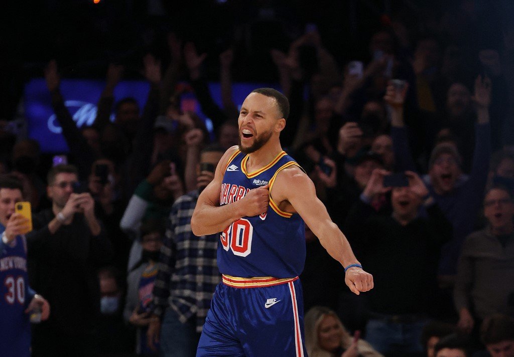 Stephen Curry quebra recorde e se torna o jogador com mais cestas de três na história da NBA