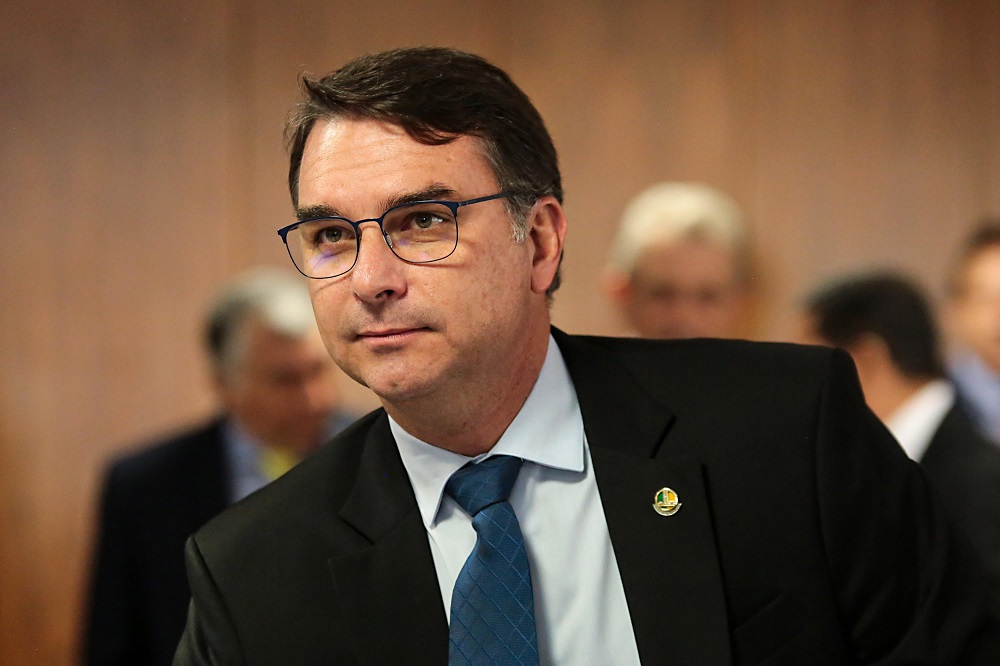 Após conversa com o pai, Flávio Bolsonaro anuncia desistência da Prefeitura do Rio