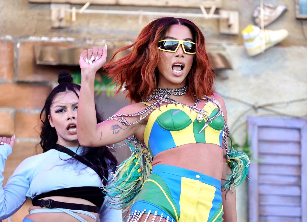 Anitta agita público em show histórico no festival Coachella, na California