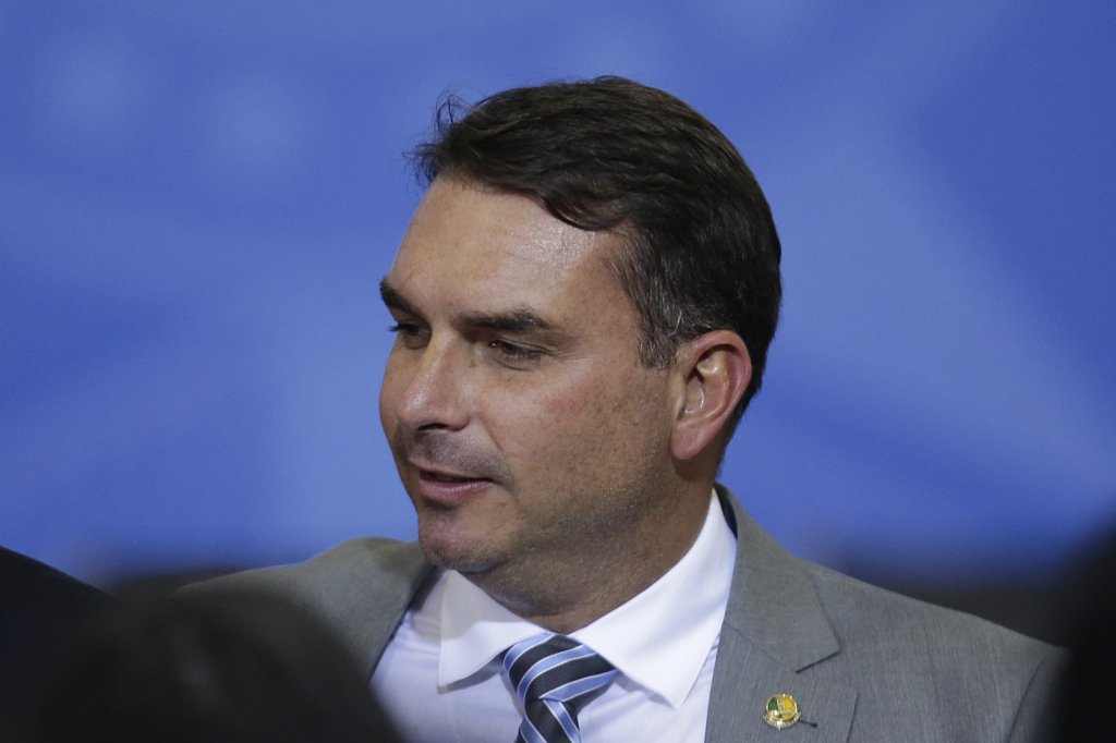 Flávio Bolsonaro registra boletim de ocorrência contra Ivan Valente