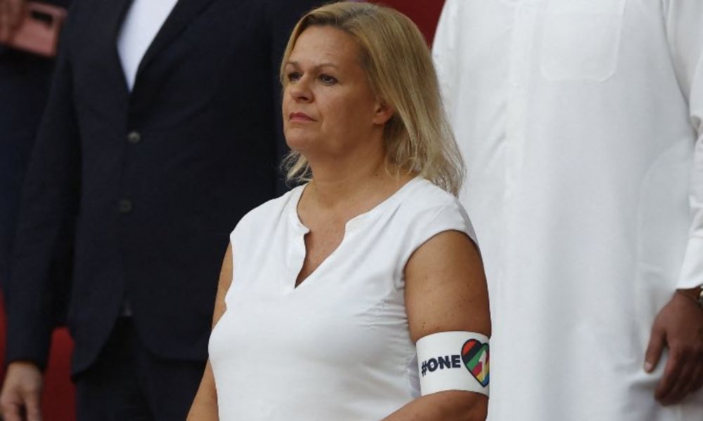 Ministra alemã contraria Fifa e usa braçadeira em apoio à comunidade LGBTQIA+ em jogo da Copa do Mundo