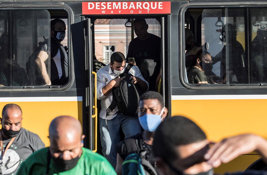 Uso de máscaras em lugares abertos deixa de ser obrigatório no Rio; confira regras
