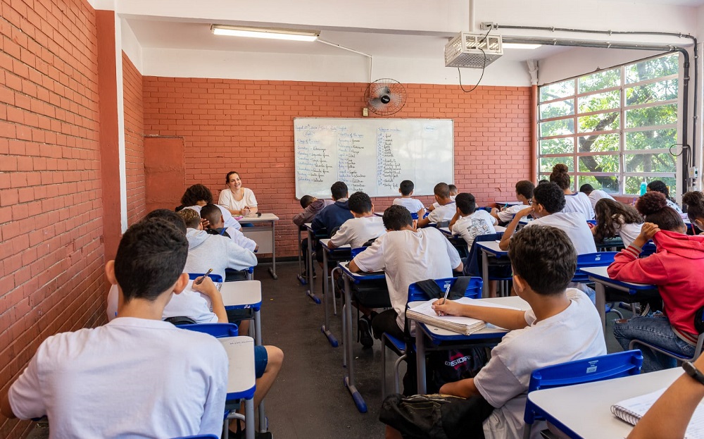 Prefeitura do Rio proíbe uso de celulares nas salas de aula da rede municipal