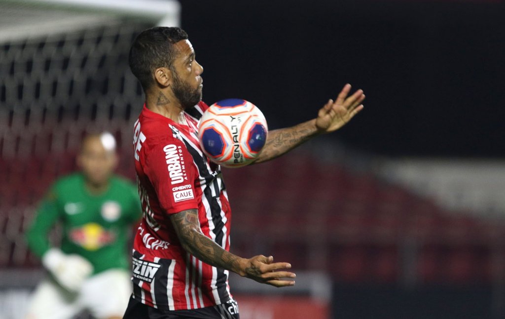 Daniel Alves revela se aceita jogar na lateral e responde sobre críticas no São Paulo 
