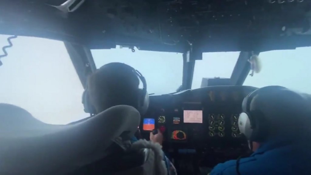 Pilotos gravam vídeo no olho do furacão Ida; assista