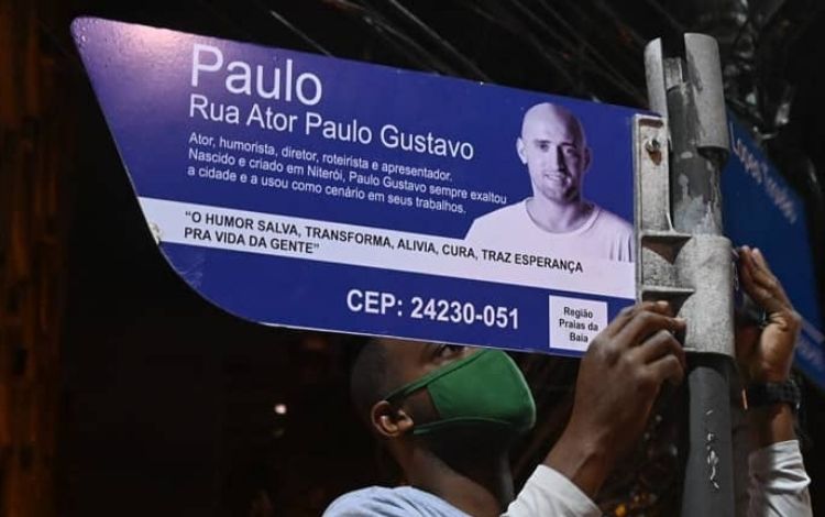 Prefeitura de Niterói instala 46 placas de rua em homenagem ao ator Paulo Gustavo
