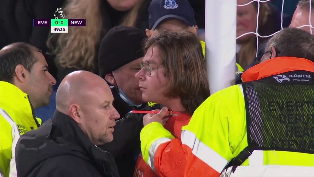 Homem invade gramado durante Everton e Newcastle e se amarra pelo pescoço na trave
