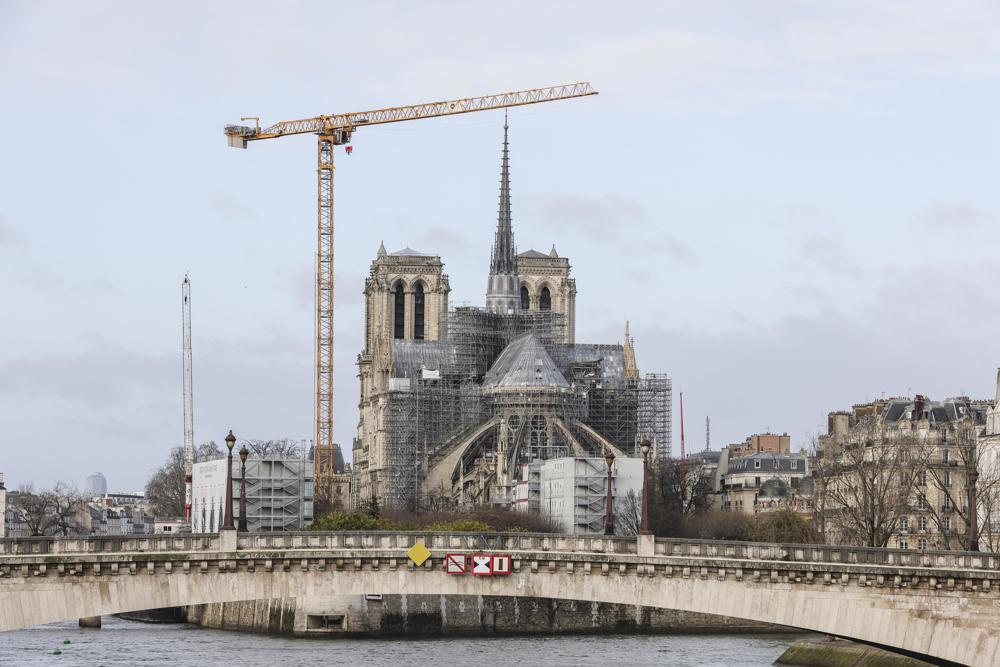 Notre-Dame de Paris reabre as portas cinco anos após incêndio