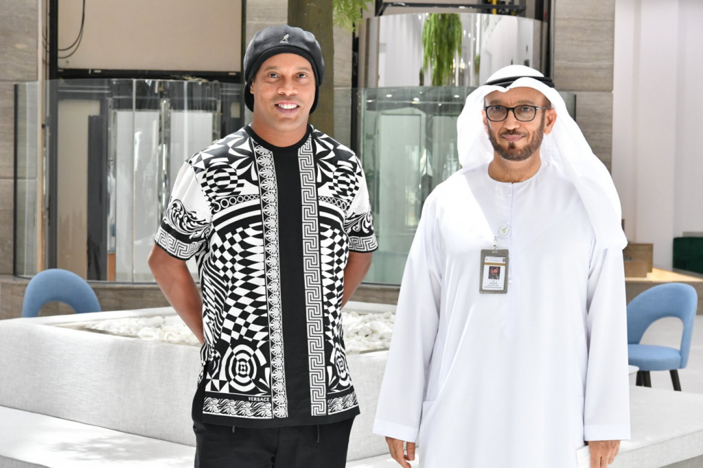 Rolê aleatório? Ronaldinho joga ping-pong com Sheiks e ganha cidadania dos Emirados Árabes
