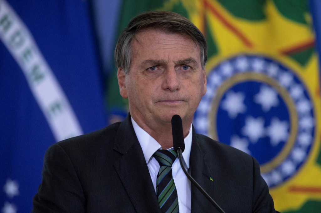 Bolsonaro nega intenção de politizar Forças Armadas: ‘Nosso jogo é dentro da Constituição’