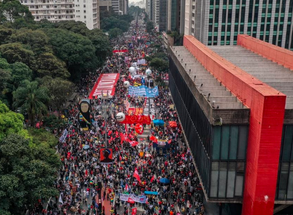 Manifestação contra o governo Bolsonaro fecha a Avenida Paulista em São Paulo