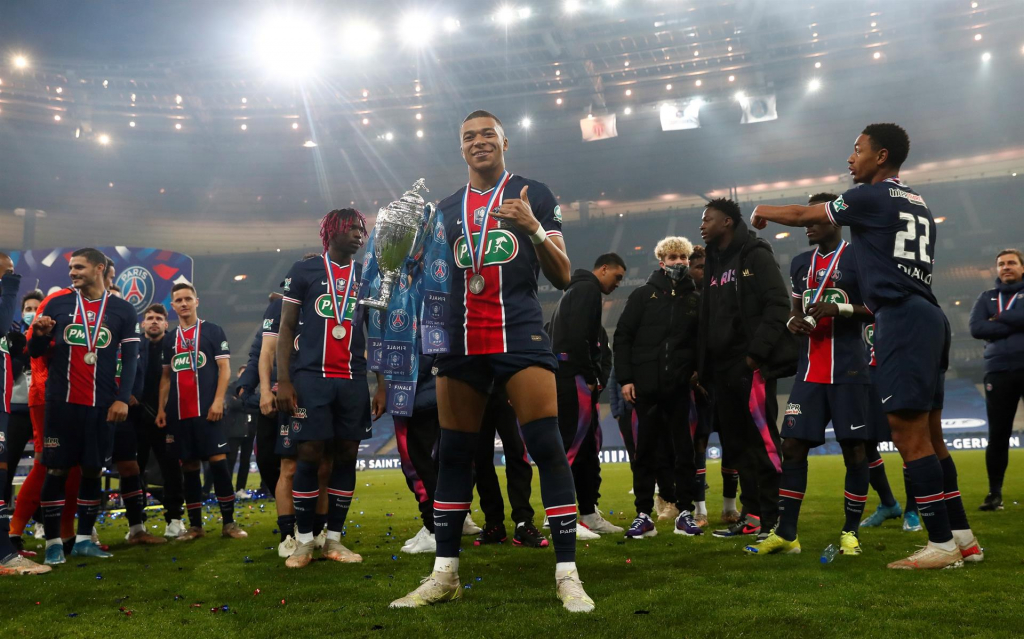 Com Neymar ausente, Mbappé brilha e garante título do PSG na Copa da França