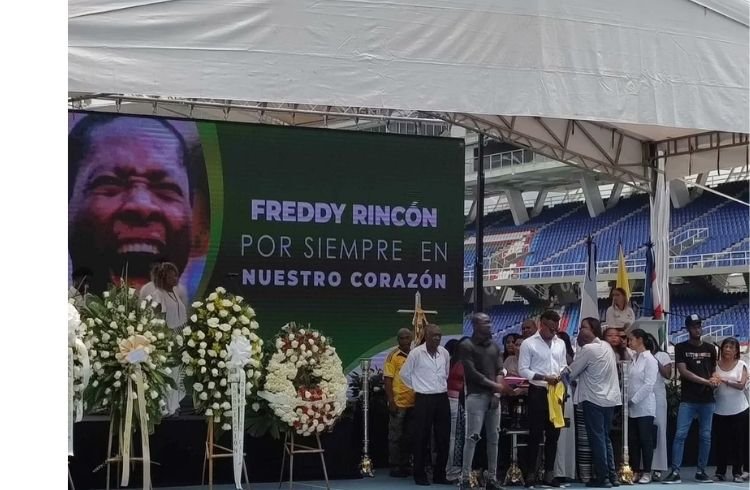 Aberto ao público, velório de Freddy Rincón reúne multidão na Colômbia