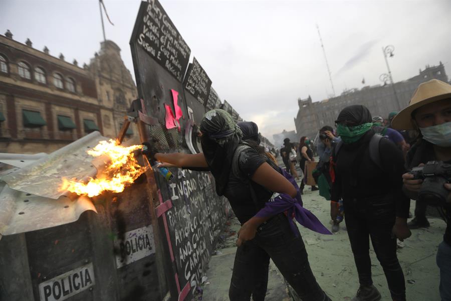 México tem protestos violentos em Dia Internacional da Mulher polêmico