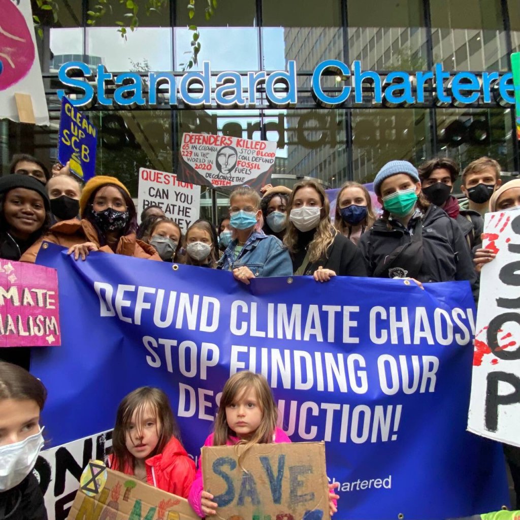 COP26: Greta Thunberg se junta a grupo de adolescentes em protesto em Londres